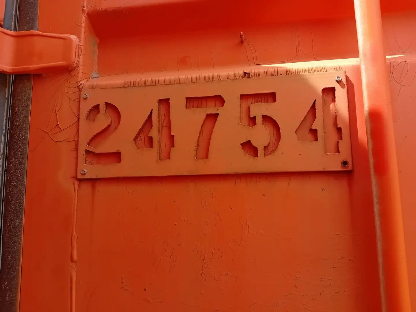 40ft Insulated Shipping Container with Electrical Fit-Out & Shelving – Used Site Storage Container - Image 5
