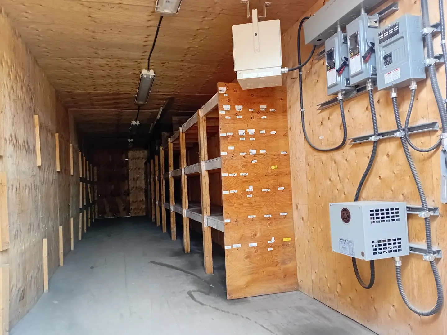 40ft Insulated Shipping Container with Electrical Fit-Out & Shelving – Used Site Storage Container - Image 4